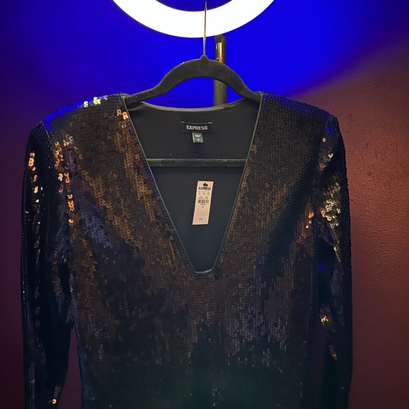 Sequin mini dress with strong shoulders - Picture 2 of 6